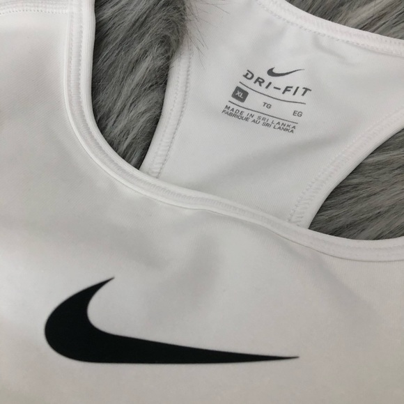 Nike women’s Sport Bra - NEW - Picture 2 of 6